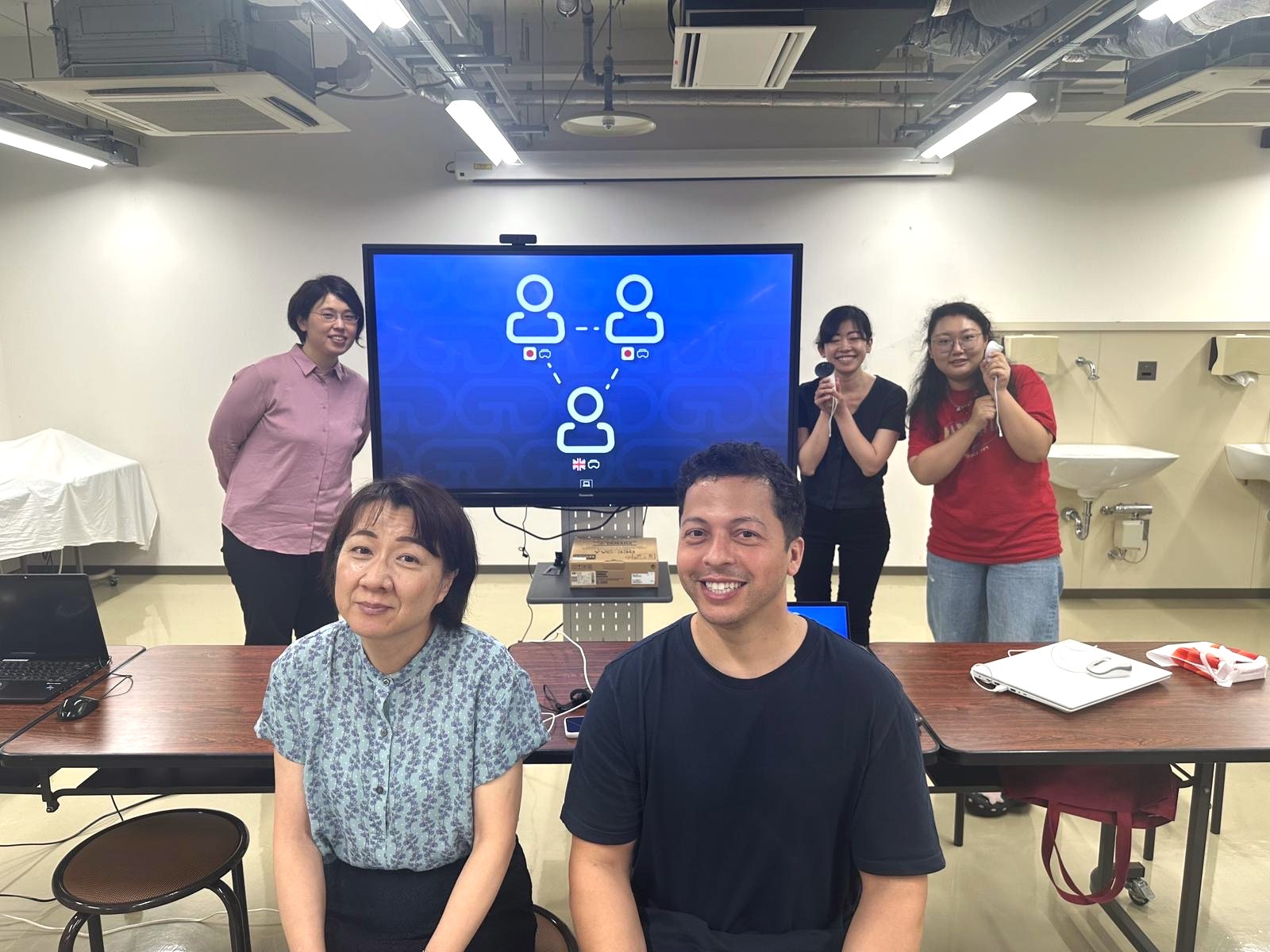 Azize Naji demonstrating Goggleminds in Japan