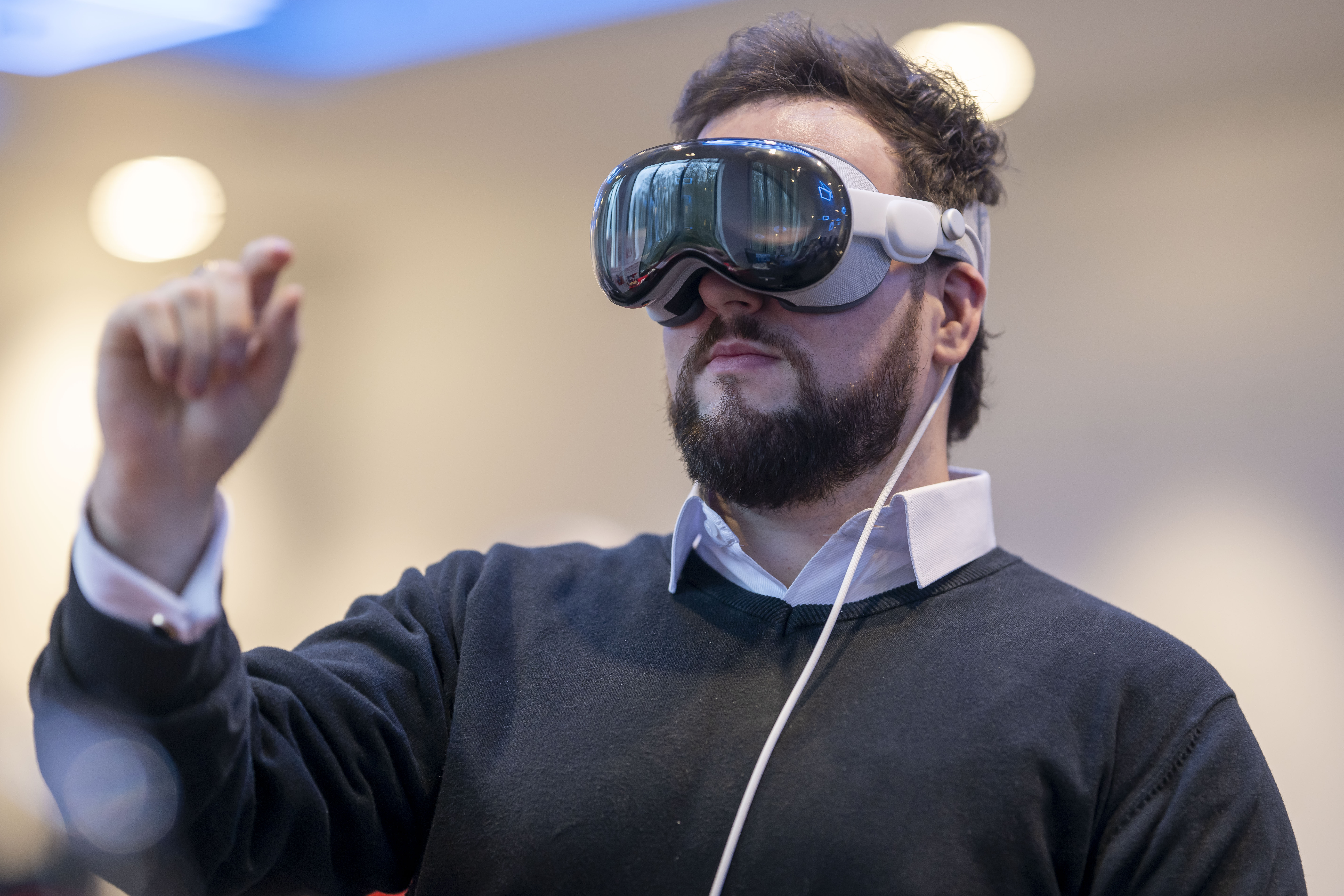 A man in a VR headset