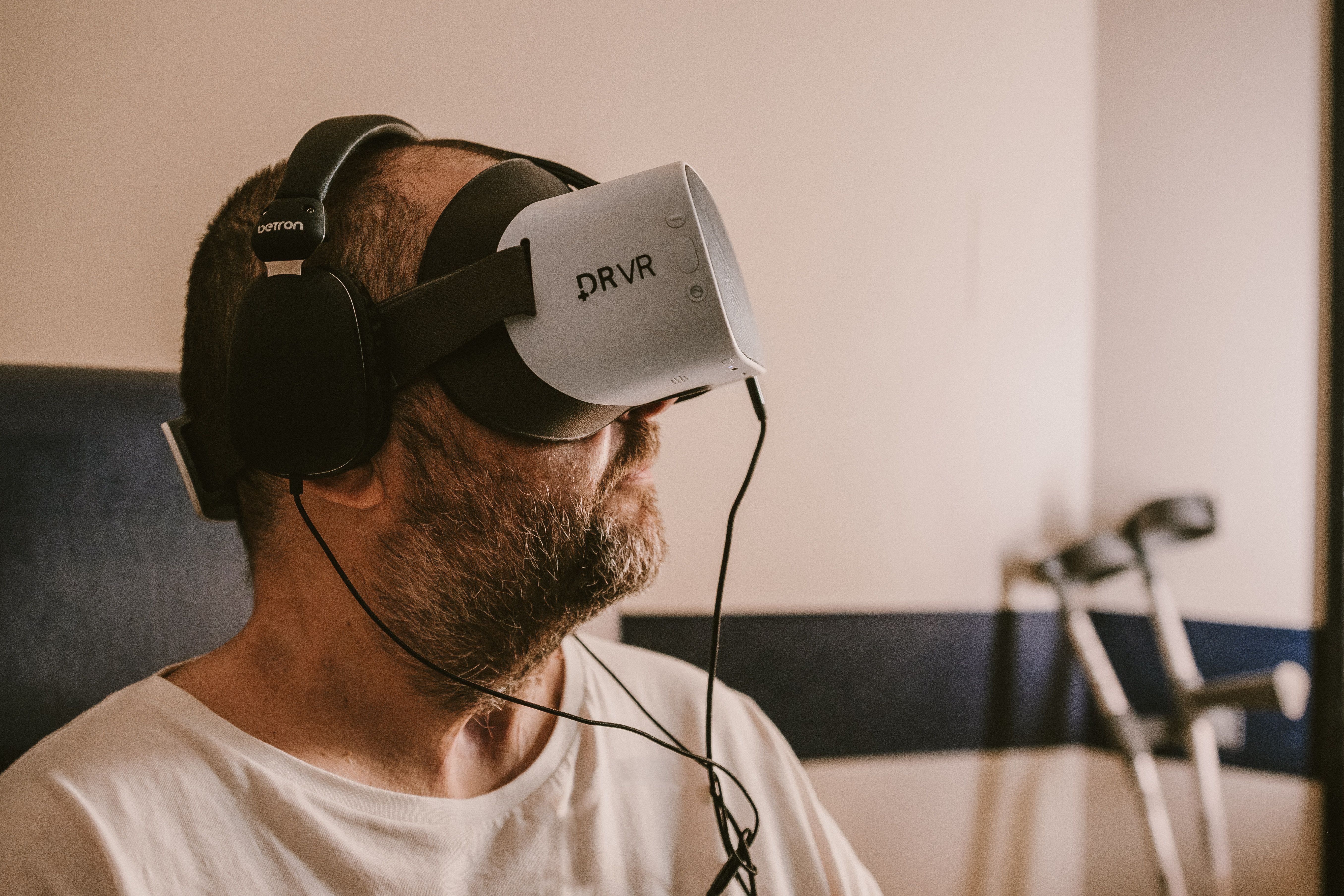 Darlun o dyn yn defnyddio kit VR
